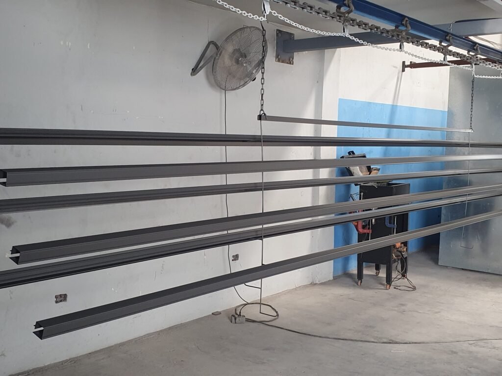 Perfiles de aluminio de gran longitud con recubrimiento en polvo aplicado en la línea continua de Electro Pinturas MGL, Monterrey