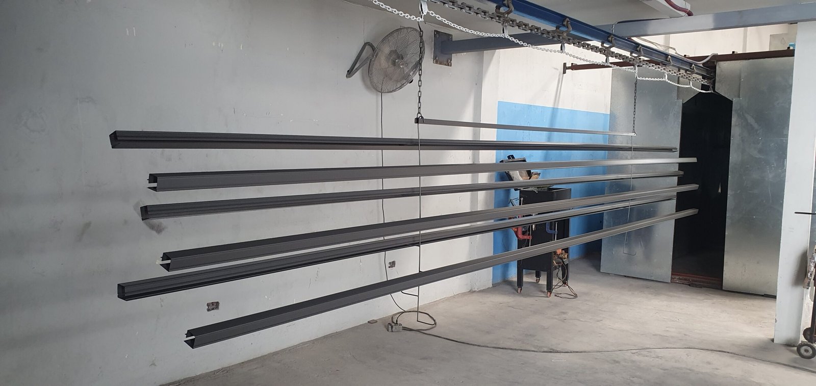 Perfiles de aluminio de gran longitud con pintura electrostática en polvo en la línea continua de Electro Pinturas MGL, Monterrey